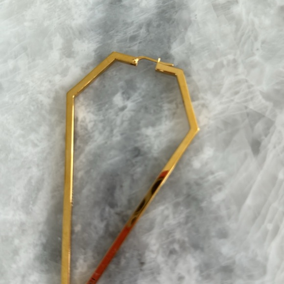 Gucci engraved earring. Never worn. - Picture 3 of 4